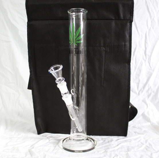 Glasbong mit Hanfblatt